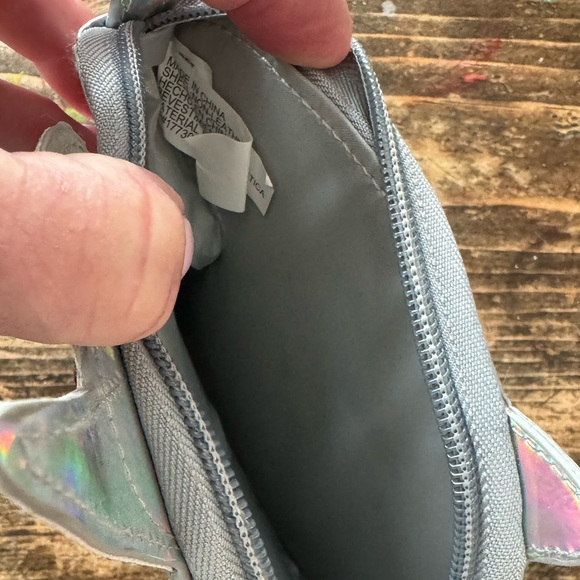 Cute little metallic unicorn purse!NWOT purchased 4 a movie prop but wasn’t used - Picture 6 of 6